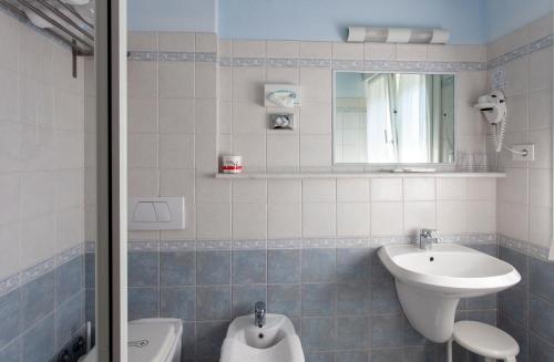马尔米堡塔拉贝拉酒店的一间带水槽、卫生间和镜子的浴室