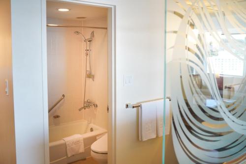 关岛日航酒店的一间浴室