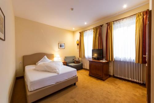科拉尔博佩玫尔曼斯波丝特酒店的酒店客房,配有床和电视