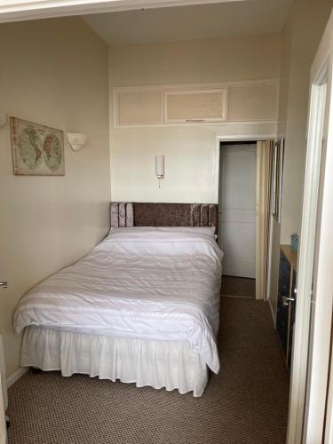 斯旺西Redcliffe Apartments Flat 7A的卧室配有白色的床