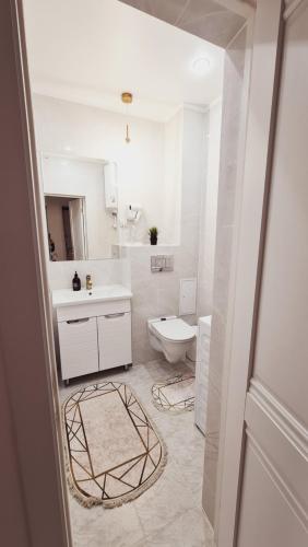 科克舍套ЖК МАДИНА ЕВРА ДВУШКА的白色的浴室设有卫生间和水槽。