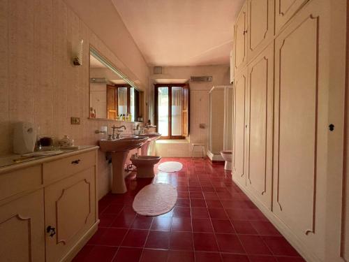 佛罗伦萨CASA LA TORRE un castello alle porte di Firenze的大型浴室设有两个盥洗盆和卫生间。