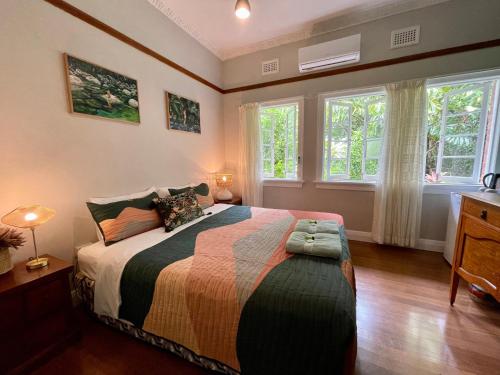 Babinda巴比纳地区旅馆的一间卧室设有一张床和两个窗户。