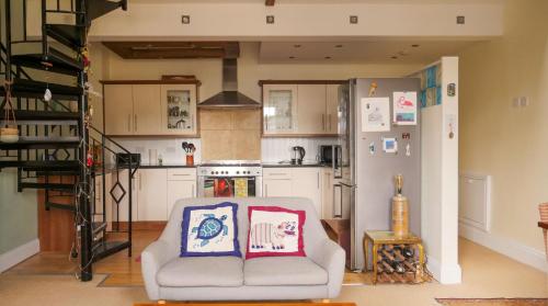 普里茅斯Ebrington Street View的带沙发的客厅和厨房