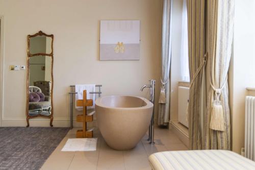 谢菲尔德Best Western Plus Sheffield Mosborough Hall Hotel的客房内的浴室设有大浴缸