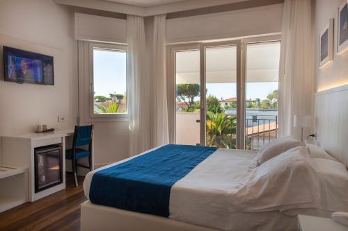 马尔米堡塔拉贝拉酒店的卧室配有一张床、壁炉和窗户。