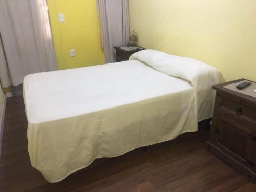 派桑杜Relax V的一间卧室配有一张带白色床单和一张桌子的床。
