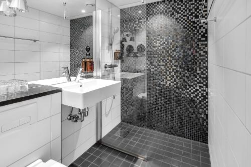 克里斯蒂安桑克拉里昂迩恩斯特酒店的白色的浴室设有水槽和淋浴。