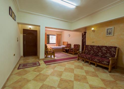 开罗Aisling的客厅配有沙发和桌子