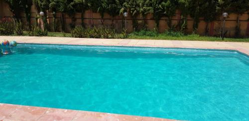 梅克内斯VILLA PLAISANCE的庭院里的一个蓝色海水游泳池