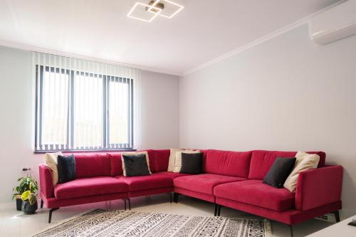 ArdinoLoft Apartment with a great view of Ardino的客厅设有红色沙发,配有窗户