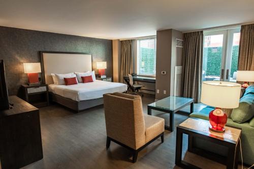华盛顿2500 Penn, a Placemakr Experience的酒店客房设有床和客厅。