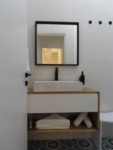耶路撒冷B12 Inn的浴室设有白色水槽和镜子