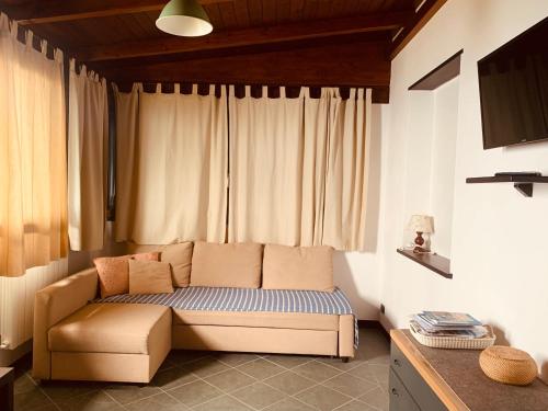 弗拉穆拉Tramonto sul Mare的客厅的窗户前设有沙发