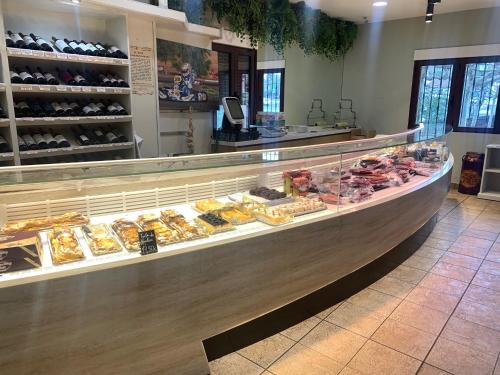 Cerezo de Abajo兰加酒店的面包柜台,出售多种不同类型的糕点