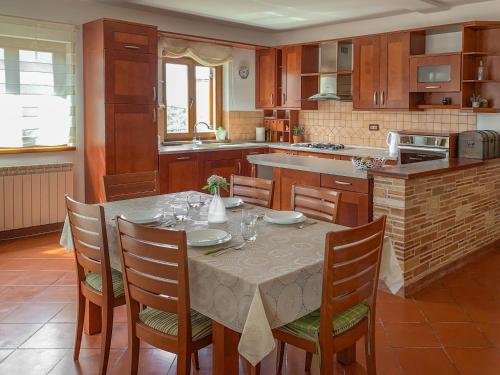 布罗托尼贾Apartments Leone的厨房配有桌椅和桌子。