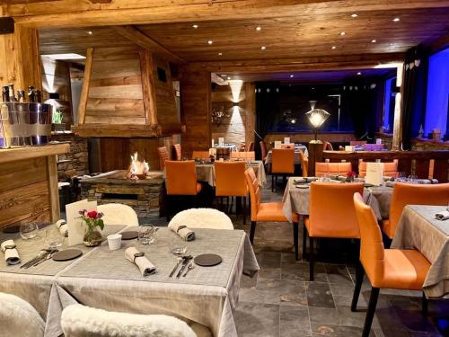 瓦尔莫雷尔Hôtel Spa L'Oxygène的餐厅内带桌椅的用餐室