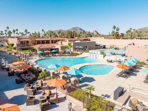 斯科茨The Scottsdale Plaza Resort & Villas的享有度假村游泳池的顶部景致