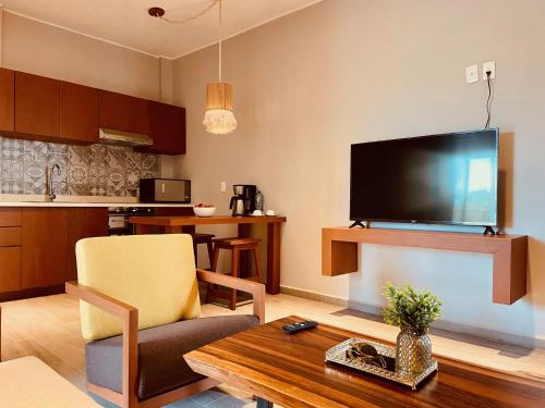 玛哈威Hotel Manglar Suites的客厅配有大屏幕平面电视