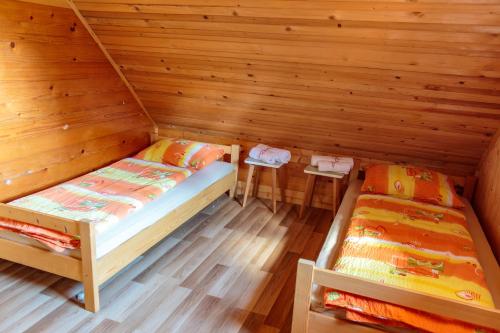 Koprivnik v BohinjuHoliday house Pokljuka - Bohinj的小屋内带两张床的房间