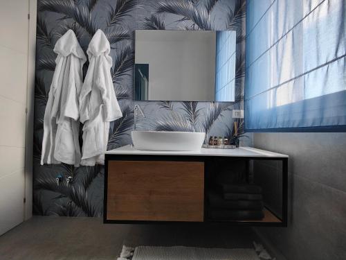 马达莱纳Capricci di Vento - Design Guest House的一间带水槽和镜子的浴室