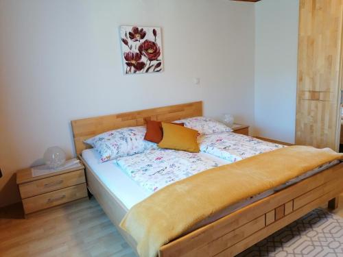 加姆利茨Ferienhaus Lanzl的一间卧室配有一张木架床