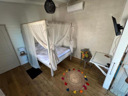 拜马欧Zapat Lodge的一间小卧室,配有一张带天蓬的床