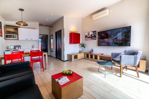 特拉维夫本叶湖达公寓式酒店的客厅配有沙发和桌子