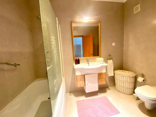 Apartamento Vista Golfe Mar Vilamoura的一间浴室