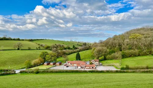 ShiphamLillypool Farm的绿色田野中房屋的空中景观