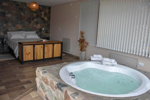波特雷里约斯Potre casas de montaña的配有床的房间的大浴缸