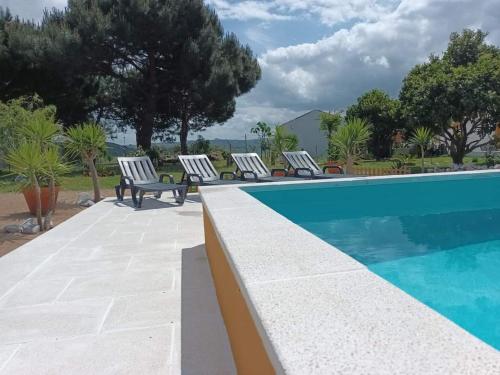奥比多斯Casa do Lagar的游泳池旁带躺椅的游泳池