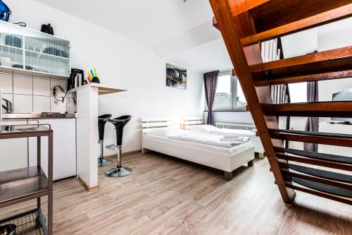 科隆科隆廉价公寓 的小房间设有床和楼梯