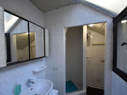 特拉雷戈Belvilla by OYO Casa Labirinto的带淋浴和盥洗盆的白色浴室