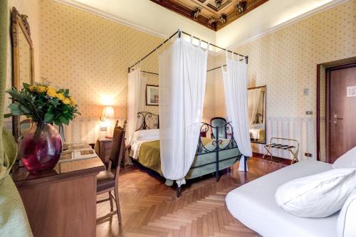 罗马圣莫里茨酒店的酒店客房带一张带天蓬的床