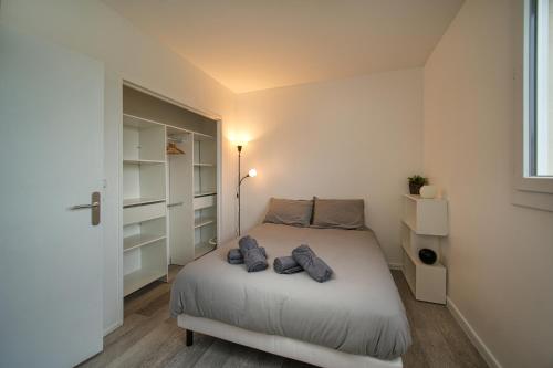 马赛Appartement tout équipé parking balcon 2 chambres的一间带一张床和一个衣柜的小卧室