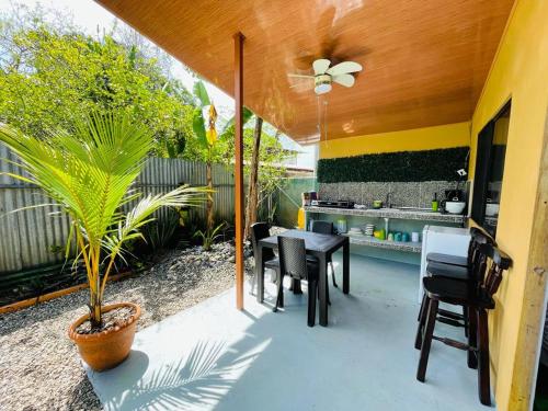 希门尼斯港Casa Nativa CR的庭院配有桌椅和植物
