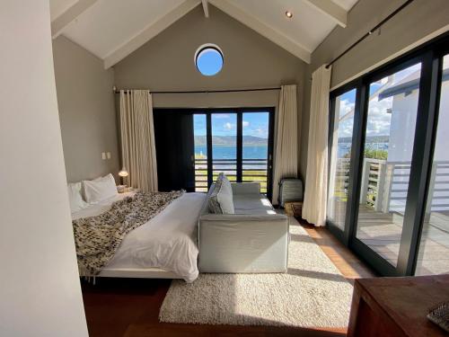 克尼斯纳TH39 Thesen Islands的一间卧室配有一张床,享有海景