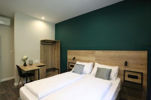 萨格勒布卡萨布兰卡精品住宿加早餐旅馆的一间卧室设有一张大床和绿色的墙壁