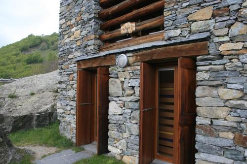 Brontallo农业斯恩豪拉酒店的一座石头建筑,设有两扇木门