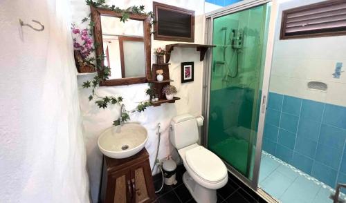 清迈Plumeriahome near Walking Street的浴室配有卫生间、盥洗盆和淋浴。