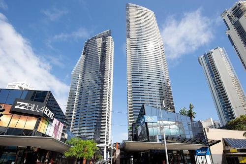 黄金海岸Luxury Oceanview Apartment on Lvl 24的一座有建筑的城市里两座高耸的摩天大楼