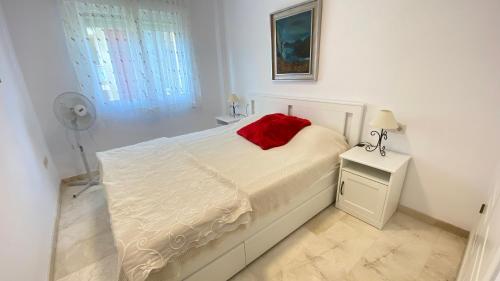 德尼亚Cascada de las Marinas的一间卧室配有一张红色枕头的床