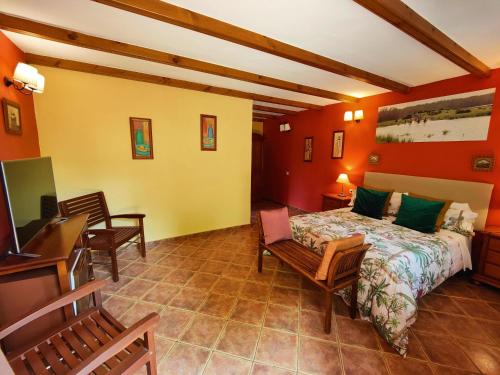 马塔拉斯卡尼亚斯多尼亚那布鲁斯酒店的一间卧室配有一张床、一张沙发和一台电视。
