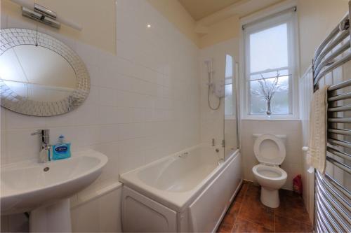 奥本Argyll Mansions的带浴缸、盥洗盆和卫生间的浴室