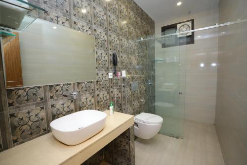 巴雷利JM Vistaraa的浴室配有卫生间、盥洗盆和淋浴。