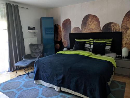 雷根斯堡雷根斯堡蓝色公寓的一间卧室配有一张大床和一把椅子