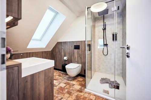奥拉宁鲍姆Zieglers Restaurant & Pension的带淋浴、盥洗盆和卫生间的浴室