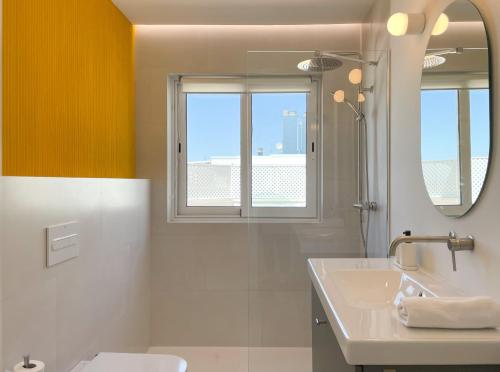 加的斯INFINITY Sunny Home by Cadiz4Rentals的一间带水槽和镜子的浴室
