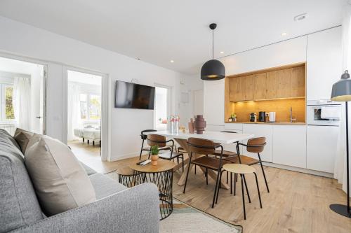 马德里Vallecano Apartments by Olala Homes的厨房以及带沙发和桌子的客厅。